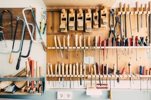 Comment optimiser le rangement des outils dans un petit atelier de bricolage?