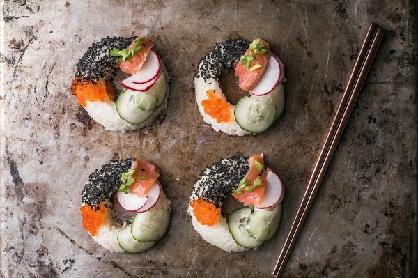 Comment créer une ambiance de chalet de montagne dans un salon urbain?