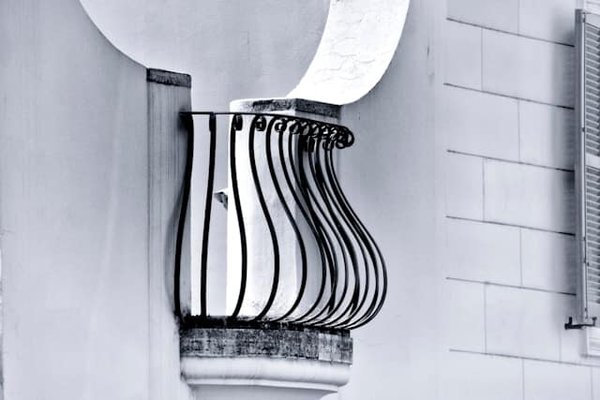 Comment intégrer des éléments décoratifs en fer forgé dans une architecture contemporaine?