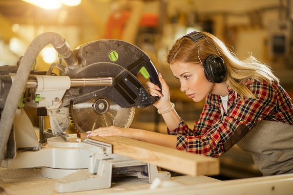 Découpe de bois sur mesure : un travail qui demande beaucoup d'attention